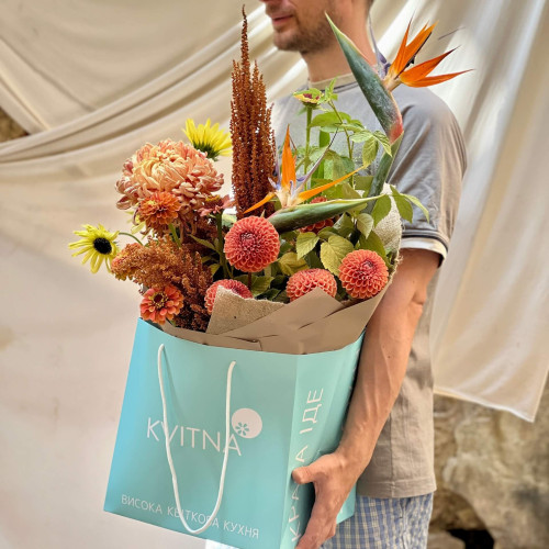 Яскравий букет зі стреліцією «Вогняна Птаха»