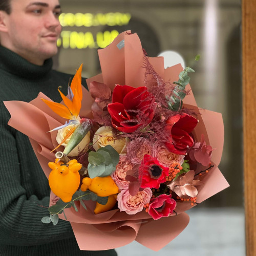 Яркий букет с экзотическими цветами «Солнце Мадейры»