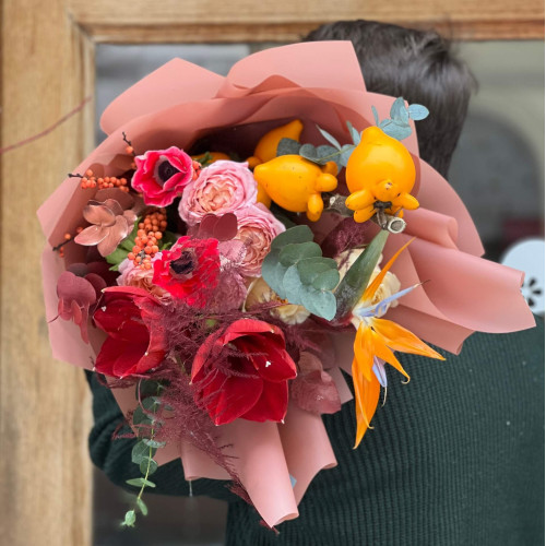 Яркий букет с экзотическими цветами «Солнце Мадейры»