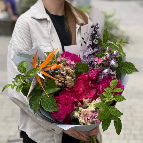 Яскравий букет з півоніями «Малиновий вогник»