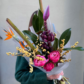 Яскравий букет із екзотичних квітів «Загублений рай»