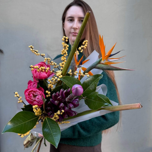 Яскравий букет із екзотичних квітів «Загублений рай»