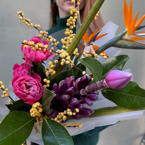 Яскравий букет із екзотичних квітів «Загублений рай»