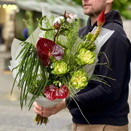 Екзотичний букет з араукарією та піоновидною трояндою «Зимові джунглі»