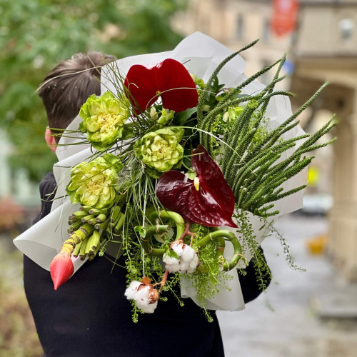 Екзотичний букет з араукарією та піоновидною трояндою «Зимові джунглі»