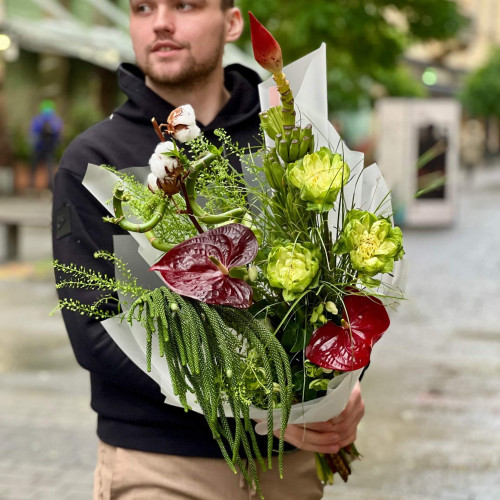 Екзотичний букет з араукарією та піоновидною трояндою «Зимові джунглі»