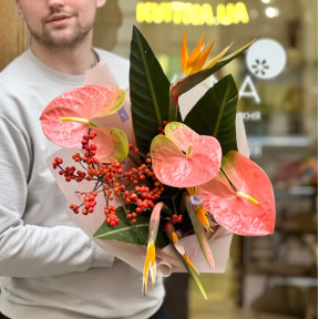 Bright exotic bouquet with strelitzia and anthuriums «Flying over the tropics»
