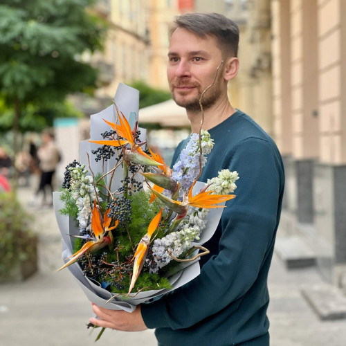 Екзотичний букет із стреліцією та вібурнумом «Тропічні барви»