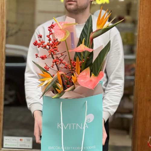 Яркий экзотический букет со стрелицией и антуриумом «Полёт над тропиками»