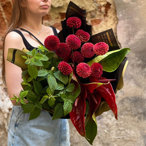 Цікавий букет з рідкісними антуріумами «Сміливість»