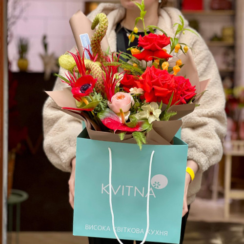 Яскравий букет з екзотичними квітами «Танець панголіна»