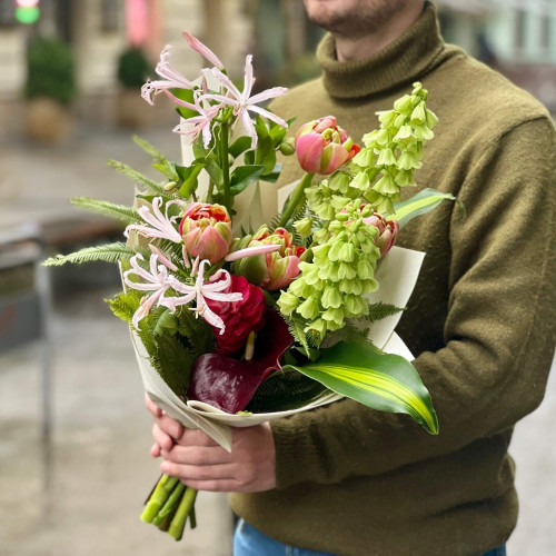 Екзотичний букет з неріне та фритілярією «Кораловий лотос»