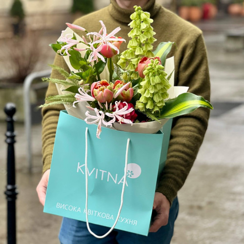 Екзотичний букет з неріне та фритілярією «Кораловий лотос»