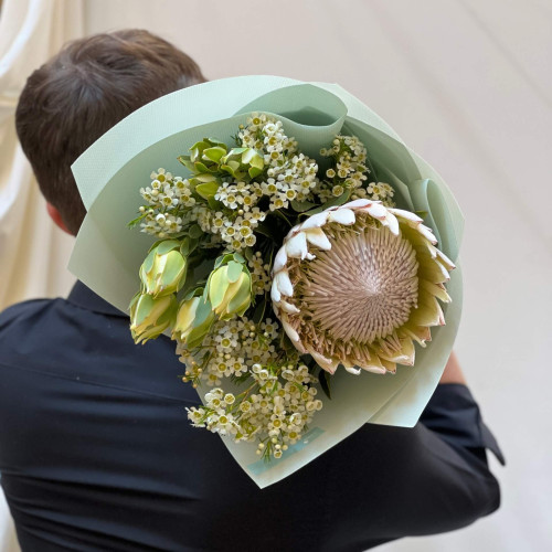 Светлый экзотический букет с протеей «Звезда Калифорнии»