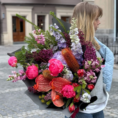 Luxurious bright bouquet with exotic flowers «Enchanting beauty»