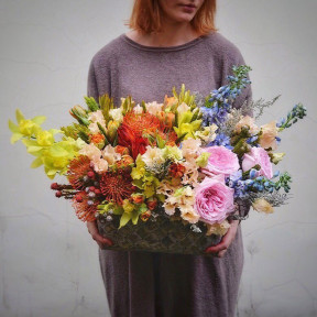 Кошик з екзотичними квітами «Всі барви світу»