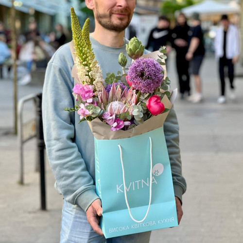 Екзотичний букет з протеєю та еремурусом «Блиск Оріона»