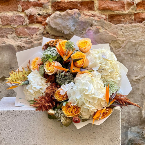 Екзотичний букет зі стреліцією та гортензією «Золоте серце»