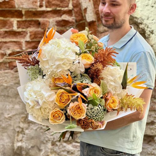 Екзотичний букет зі стреліцією та гортензією «Золоте серце»