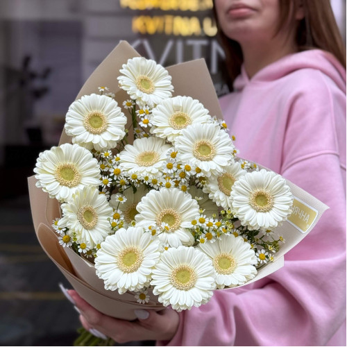 Світлий букет з герберами і танацетумом «Чарівне поле»