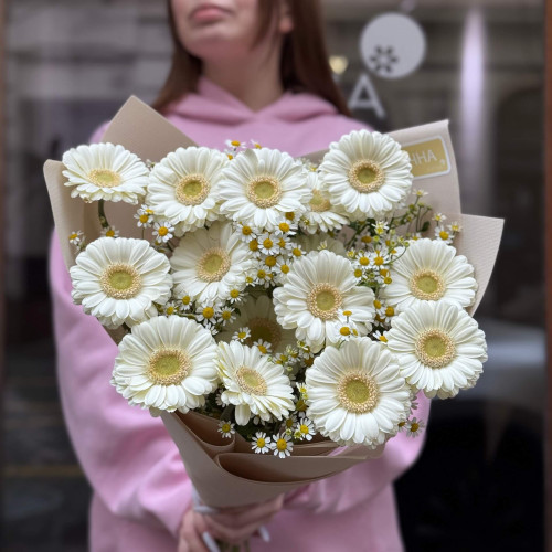 Світлий букет з герберами і танацетумом «Чарівне поле»