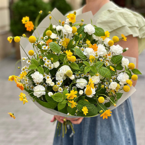 Полевой букет с космеей и танацетумом «Солнечный вихрь»