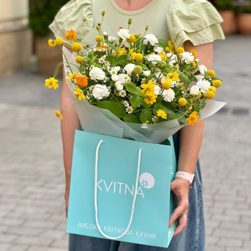 Полевой букет с космеей и танацетумом «Солнечный вихрь»
