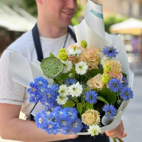 Contrasting field bouquet «Lotus Star»