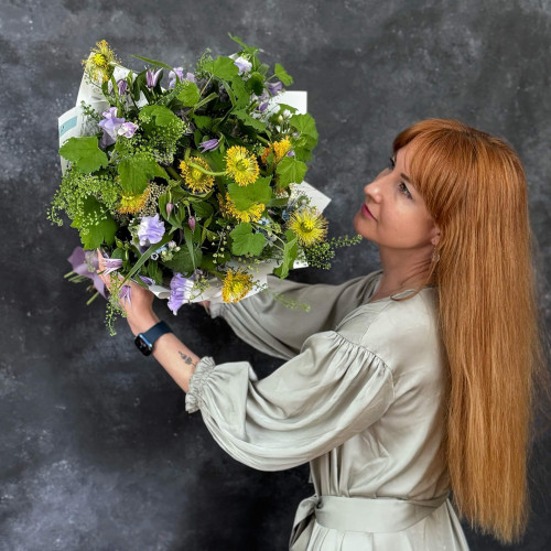 Полевой букет с интересными цветами «Золотистая пчёлка»