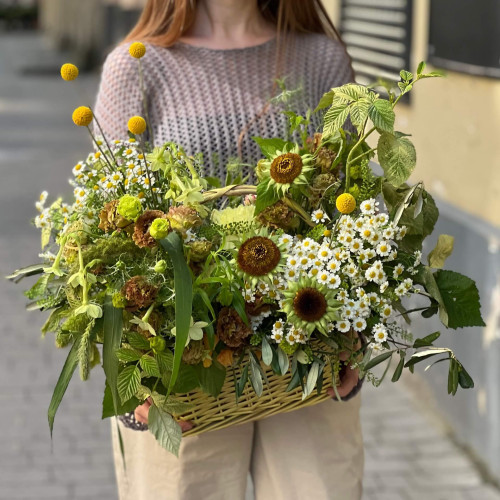 Кошик з польових квітів в зелених тонах «Літня полонина»