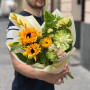 Життєрадісний польовий букет з соняшниками «Сонячна іскра»