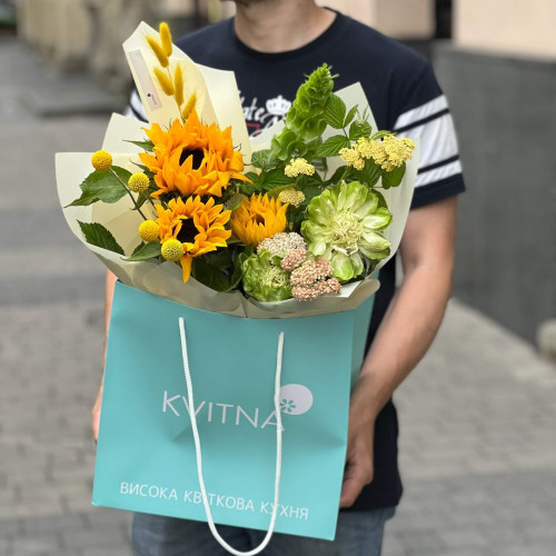 Життєрадісний польовий букет з соняшниками «Сонячна іскра»