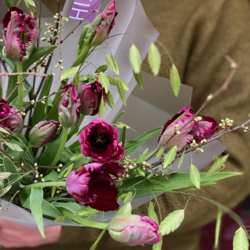 Насичений польовий букет з ексклюзивними тюльпанами «Нічний степ»