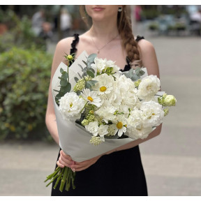 White delicate bouquet «Field Cloud»