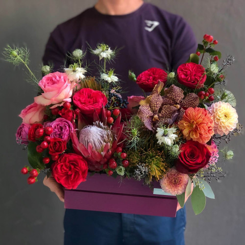Квіти в дерев'яному ящику «Колір любові»