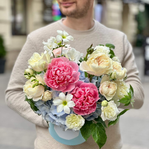 Світла композиція з преміальними півоніями «Турмалінове озеро»