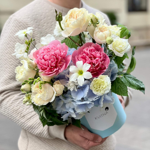 Світла композиція з преміальними півоніями «Турмалінове озеро»