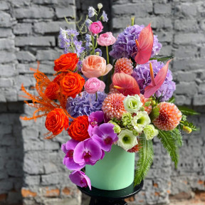 Цветы в коробке «Радужный неон»