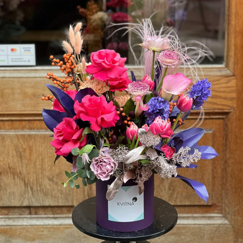 Композиція у коробці з ранункулюсів та гіацинтів «Яскрава феєрія»