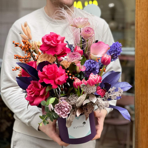 Композиція у коробці з ранункулюсів та гіацинтів «Яскрава феєрія»