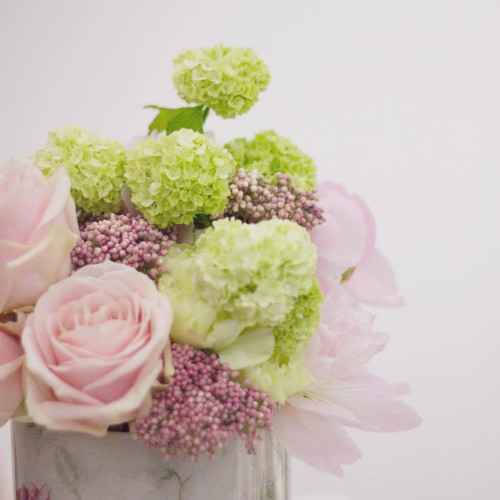 Нежная композиция с озотамусом и пудровыми пионами