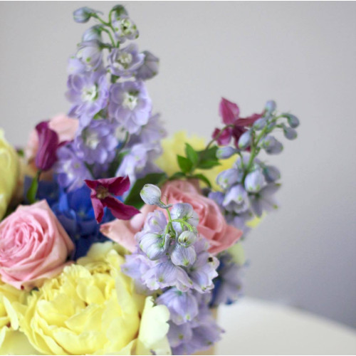 Composition with flowers in a hat box