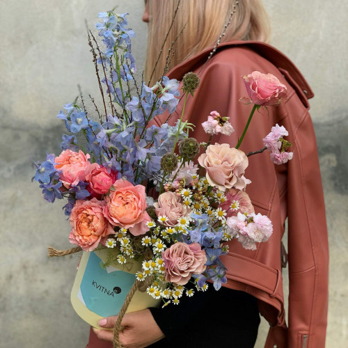 Коробка квітів «Відтінки легкості»