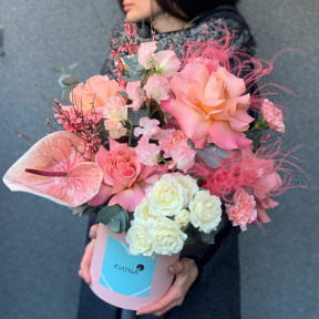 Квіти в коробці «Рум'яне кохання»