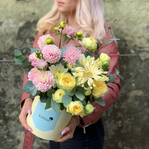 Цветы в коробке «Сладкие сливки»