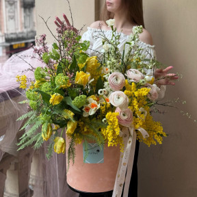 Неймовірна композиція з мімозою та ранункулюсами «Фантастична весна»