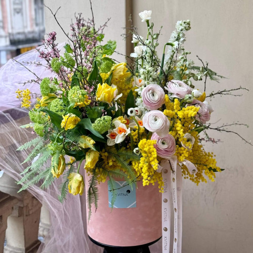 Неймовірна композиція з мімозою та ранункулюсами «Фантастична весна»