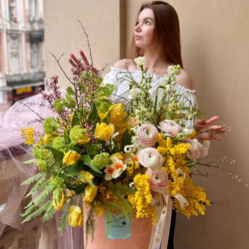 Неймовірна композиція з мімозою та ранункулюсами «Фантастична весна»