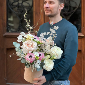 Світла композиція у коробці з весняними гілочками «Весняний іній»