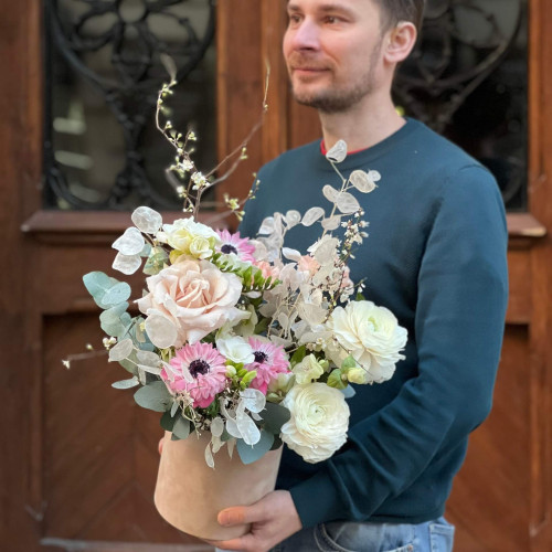 Світла композиція у коробці з весняними гілочками «Весняний іній»